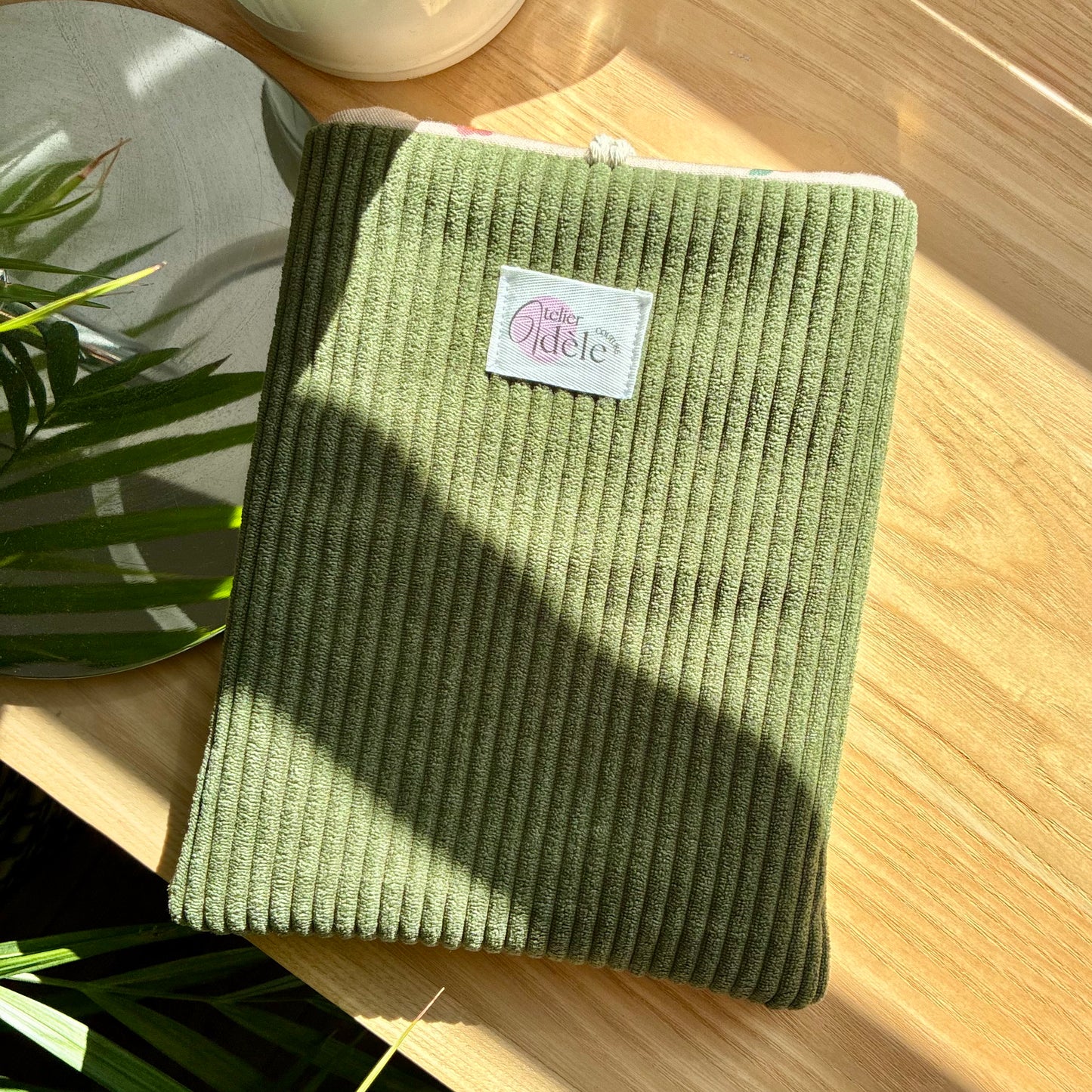 Protège-livre de poche en velours côtelé kaki/fleurs en stock