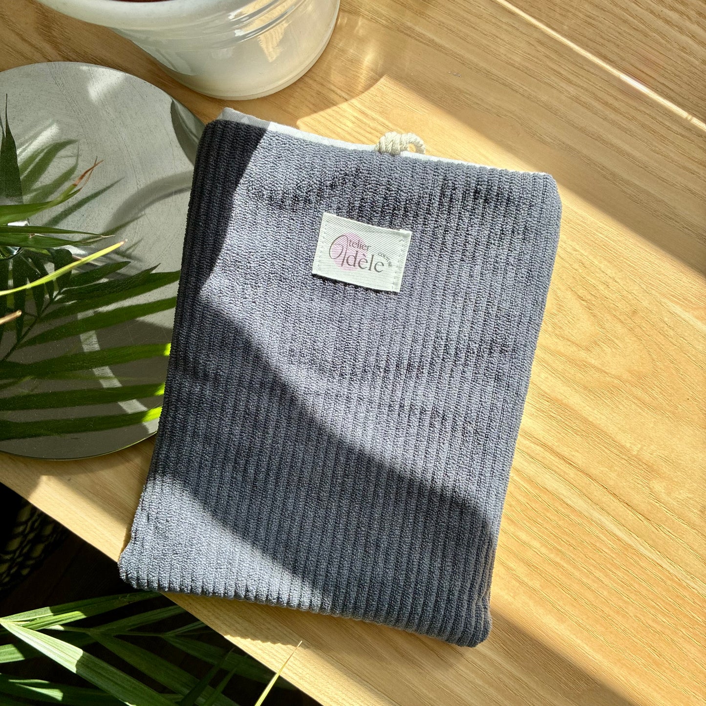 Protège-livre de poche en velours côtelé gris/coeurs en stock