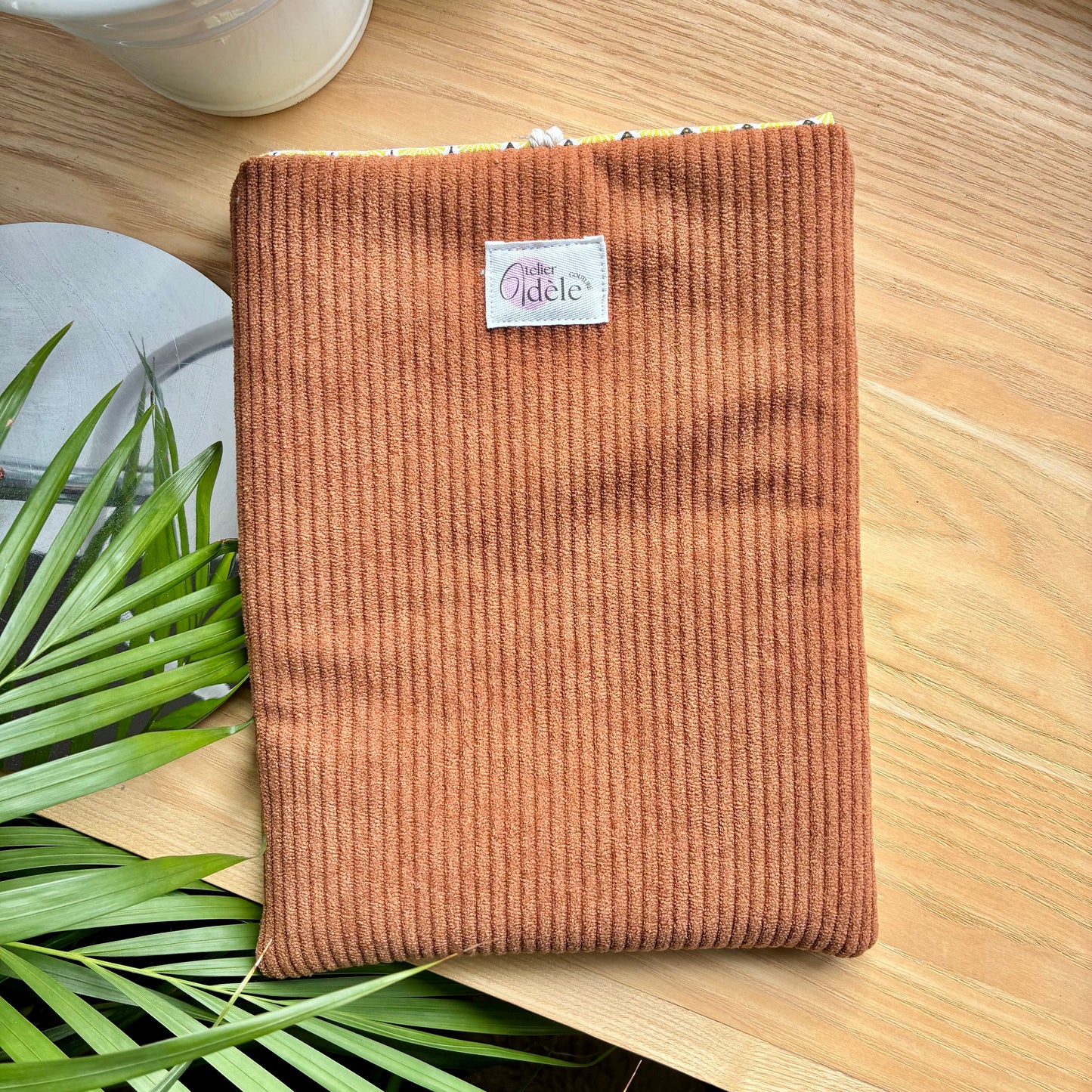 Protège-livre broché en velours côtelé camel en stock